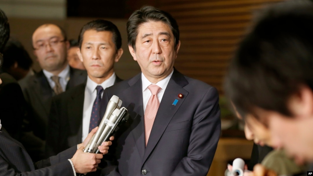 PM Jepang Shinzo Abe memberikan penjelasan mengenai upaya pembebasan 2 warga Jepang kepada media di Tokyo, Rabu (21/1).