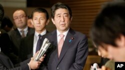 PM Jepang Shinzo Abe memberikan penjelasan mengenai upaya pembebasan 2 warga Jepang kepada media di Tokyo, Rabu (21/1).