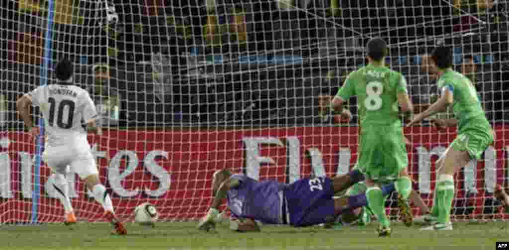 Лэндон Донован из сборной США забивает гол в ворота команды Алжира во время матча в подгруппе С в среду, 23 июня (AP Photo/Yves Logghe)