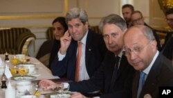美國國務卿克里（左）與英國哈蒙德和法國法比尤斯就敘利亞問題進行商議。