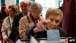 Milioni Francuza danas glasaju na predsedničkim izborima, na kojima će, prema očekivanjima, Sarkozi izgubiti položaj nakon prvog mandata