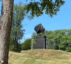 This July 20, 2020, photo shows the statue of General Robert E. Lee at Antietam battlefield in Maryland. The National Park Service covered it after it was vandalized July 16, 2020. (M. Melton/VOA)