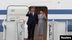 中国国家主席习近平和夫人彭丽媛走出专机时，向人群挥手致意。习近平即将展开对美国的国事访问。(2026年9月23日)