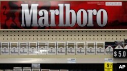 در این عکس، که در ۲۶ تير ۱۳۹۲ (۱۷ ژوئيه ۲۰۱۳) گرفته شده، سیگار مارلبورو بر روی صفحه نمایش در یک داروخانه سی‌وی‌اس CVS در پیتسبورگ ديده می‌شود. CVS، دومین داروخانه زنجیره ای در ایالات متحده، فروش محصولات توتون و تنباکو را متوقف کرده است.