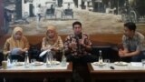 Direktur Eksekutif Institute for Essential Services Reform (IESR) Fabby Tumiwa (dua dari kanan) sedang menjelaskan tentang lima agenda utama pada sektor energi yang harus dijalankan oleh presiden terpilih tahun ini (foto: VOA/Fathiyah Wardah)