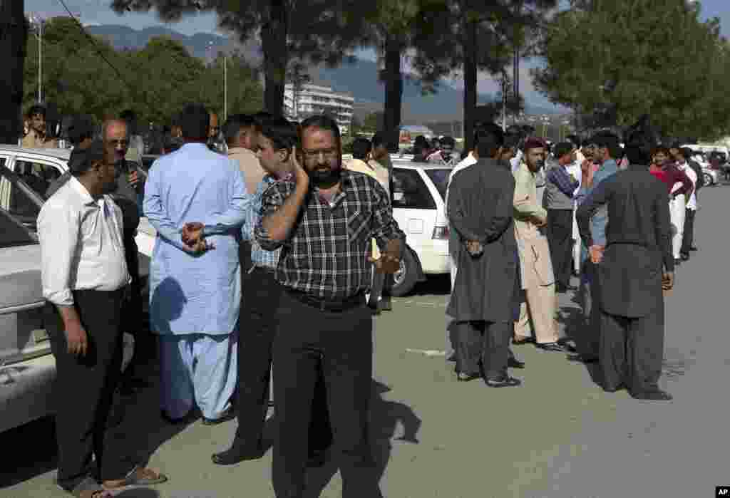پشاور کے مختلف علاقوں میں مکانات کو نقصان اور منہدم ہونے کی اطلاعات موصول ہو رہی ہیں۔