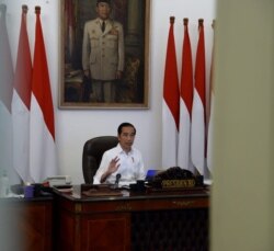 Presiden Jokowi ketika menandatangani Keppres yang menyatakan pandemi virus corona sebagai bencana nasional Senin sore, 13 April 2020. ( Courtesy : Septpres RI.)