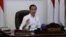 Presiden Jokowi ketika menandatangani Keppres yang menyatakan pandemi virus corona sebagai bencana nasional Senin sore, 13 April 2020. ( Courtesy : Septpres RI.)