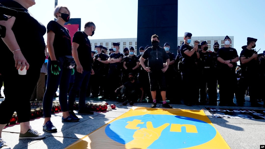 Protesti u Varšavi održani u znak podrške nezavisnom mediju TVN (Foto:/Czarek Sokolowski)