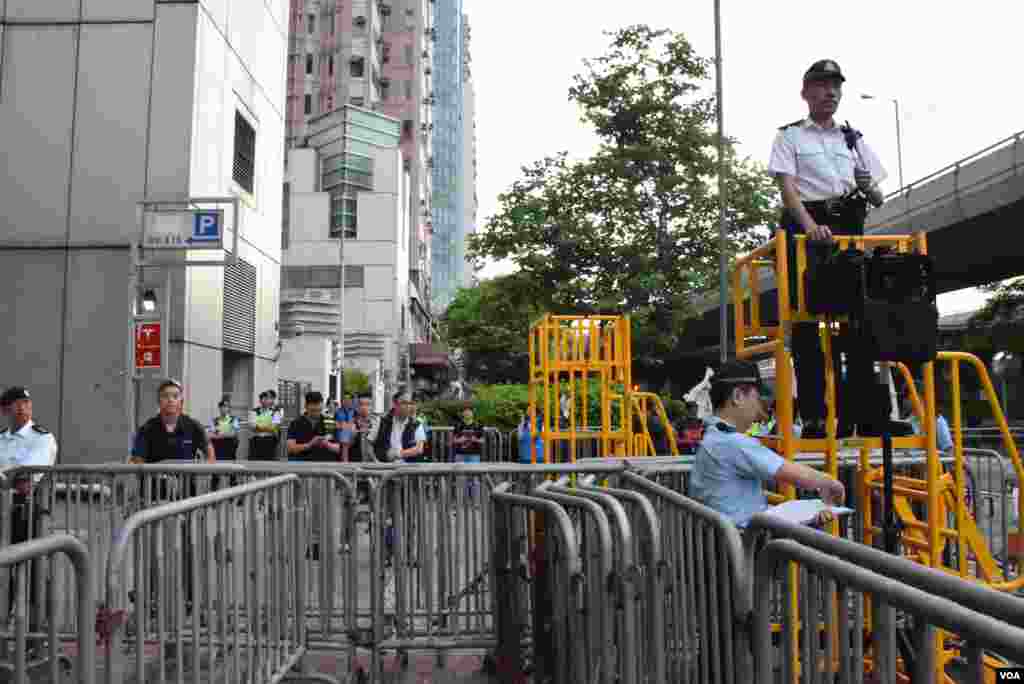 警方在中聯辦門外以多重鐵馬圍起記者採訪區及示威區（美國之音 湯惠芸攝）