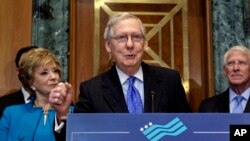 Mitch McConnell, le chef de la majorité du Sénat américain, avec à ses côtés Linda McMahon, de la Small Business Administration, et l’élu républicain Roger Wicker, lors d'une rencontre avec des entrepreneurs au Congrès à Washington, le 30 novembre 2017.