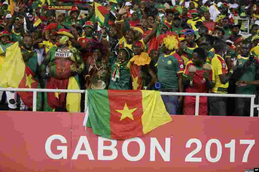 Les fans du Cameroun chantent, lors d'un match entre le Cameroun et le Gabon au Stade de l'Amitie à Libreville, au Gabon, le 22 janvier 2017.