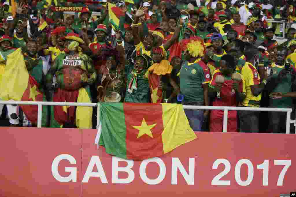 Les fans du Cameroun chantent, lors d&#39;un match entre le Cameroun et le Gabon au Stade de l&#39;Amitie à Libreville, au Gabon, le 22 janvier 2017.