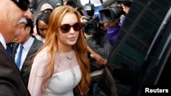 Lohan violó su libertad condicional cuando chocó su auto contra un camión de basura. La policía afirma que mintió sobre quién iba al volante.