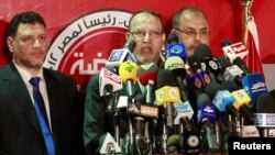 Esam el-Erian (u sredini), potpredsednik Muslimanskog bratstva, na konferenciji za novinare u Kairu