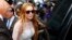 Lohan violó su libertad condicional cuando chocó su auto contra un camión de basura. La policía afirma que mintió sobre quién iba al volante.