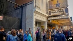 Antes de que Pence abandonara el teatro Richard Rogers, el actor Brando Víctor Dixon le dio una breve alocución. Trump salió en defensa de Pence a través de su cuenta oficial de la red Twitter, que se ha convertido en su principal vehículo de comunicación con los estadounidenses.