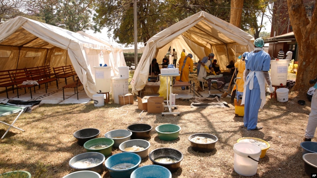 Petugas kesehatan merawat pasien yang menderita gejala kolera di rumah sakit setempat di Harare, Selasa, 11 September 2018. (Foto: AP)