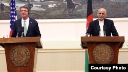 Menhan AS, Ash Carter (kiri) melakukan konferensi pers bersama Presiden Afghanistan, Ashraf Ghani di Kabul Selasa (12/7). 