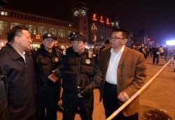 傅政华（右二）在北京火车站讲话。（2014年5月6日）