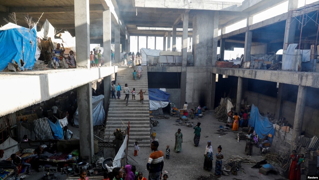 Orang-orang terlantar terlihat di dalam gedung yang sedang dibangun di kampus Shire Universitas Aksum, yang diubah menjadi tempat penampungan sementara bagi para pengungsi akibat konflik, di kota Shire, wilayah Tigray, Ethiopia, 14 Maret 2021. (REUTERS/Baz Ratner/File Photo)