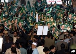 Supporters of former Pakistani Prime Minister Nawaz Sharif gather outside an accountability court in Islamabad, Dec. 24, 2018.