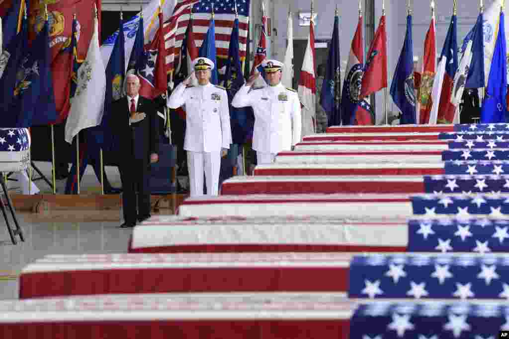 حضور مایک پنس، معاون رئیس جمهوری آمریکا در مراسم استقبال از تابوت سربازان آمریکائی کشته شده در جنگ هفتاد سال پیش کره