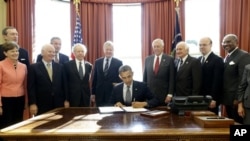 Tổng thống Barack Obama ký ban hành Đạo luật có tên Magnitsky hôm thứ sáu (14/12/2012) tại Tòa Bạch Ốc