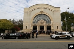 Los ataúdes de los hermanos Cecil y David Rosenthal son sacados de la Congregación Rodef Shalom después de los servicios funerarios, el martes 30 de octubre de 2018, en Pittsburgh. Los hermanos fueron asesinados en el tiroteo de la semana pasada en la sinagoga Árbol de la Vida. (AP).