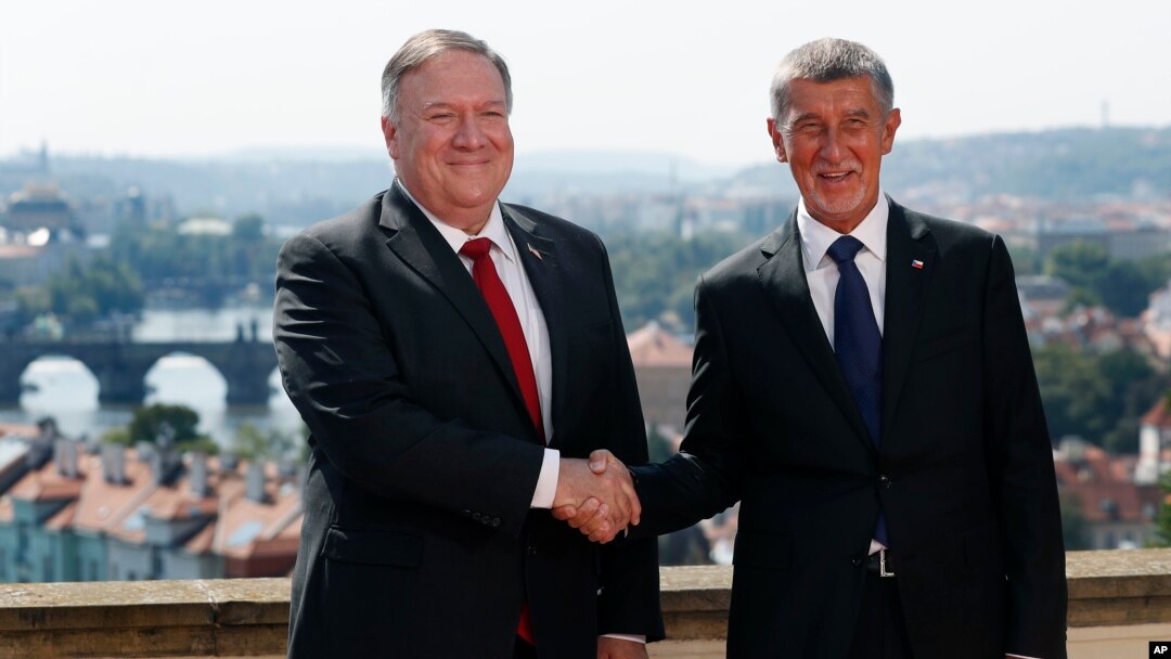 Menlu AS Mike Pompeo (kiri) bersama PM Ceko (kanan) Andrej Babis berjabat tangan menjelang pertemuan di Praha, Ceko, 12 Agustus 2020. 