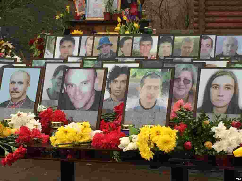 Memorials mark the spots where demonstrators were massacred during the 2014 Maidan Revolution in Kyiv, Ukraine. March 1, 2016. (L. Ramirez / VOA) 