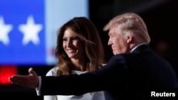Melania Trump va sur scène après la présentation par son mari, le candidat républicain à la présidentielle, Donald Trump, à la Convention républicaine à Cleveland, Ohio, le 18 juillet 2016.