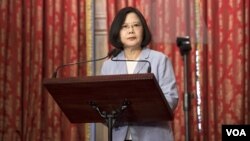 Presiden Taiwan Tsai Ing-wen berbicara kepada media di Taipei (20/8).