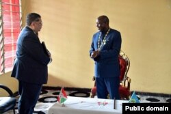 Đặc sứ J. Peter Phạm hội kiến Tổng thống Burundi Évariste Ndayishimiye.