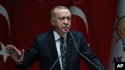  레제프 타이이프 에르도안 터키 대통령이 10일 터키의회에서 연설하고 있다. 