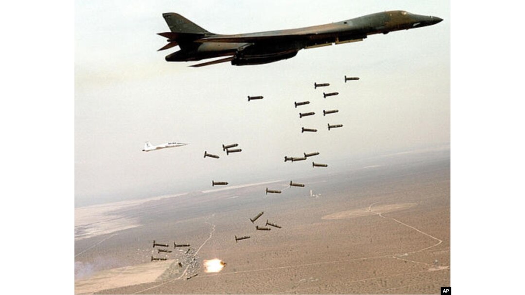 B-1B 랜서 폭격기가 모처에서 집속탄을 투하하고 있다. (자료사진)