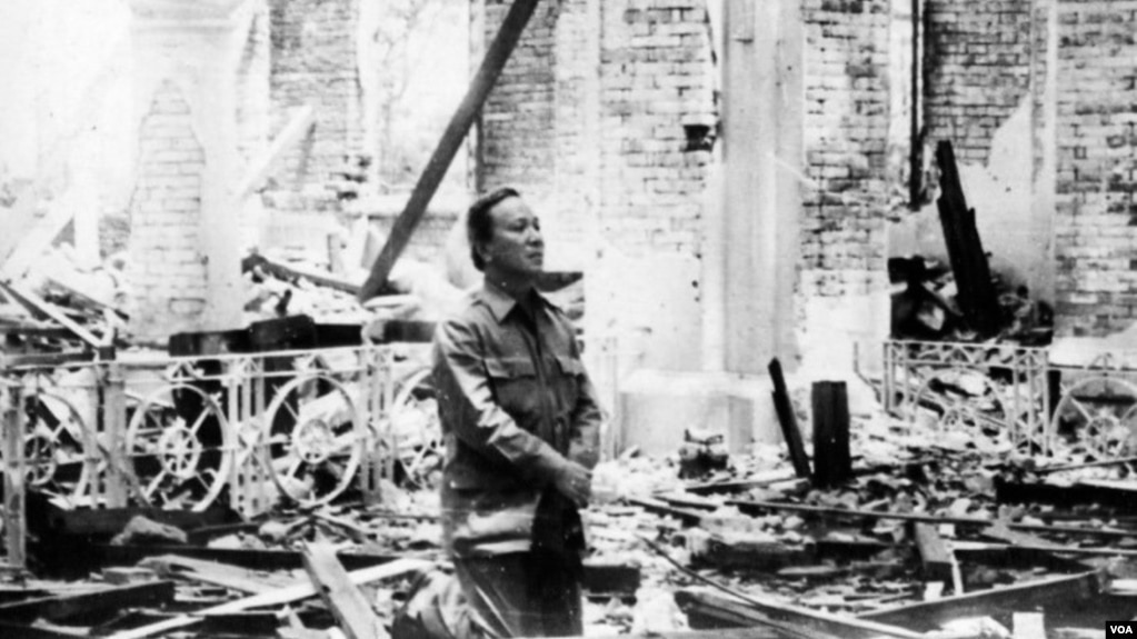 TT Nguyễn Văn Thiệu đang quỳ gối cầu nguyện trong Nhà thờ La Vang đổ nát 20.09.1972 sau khi quân lực VNCH tái chiếm Cổ Thành Quảng Trị. [nguồn: tư liệu LM Nguyên Thanh]