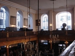 Interior Bevis Marks Synagoge, London. (Edwardx/Wikimedia)