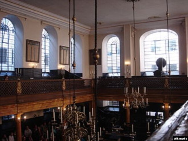 Interior Bevis Marks Synagoge, London. (Edwardx/Wikimedia)