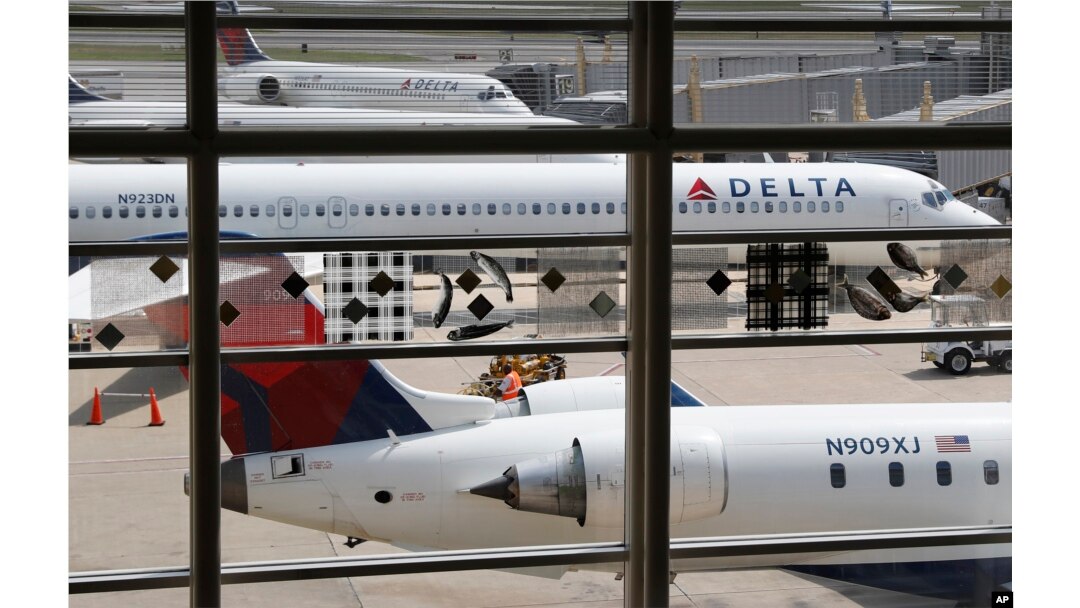 Pesawat Delta Air Lines terlihat di landasan pacu di Bandara Nasional Ronald Reagan Washington, Washington, Senin, 8 Agustus 2016. (Foto: AP)