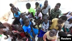 FILE - Mayatima waliolazimika kuhama makazi yao kutoka Sudan Kusini wamekusanyika katika kambi ya Palorinya wilaya ya Moyo kaskazini ya Uganda, Oct. 28, 2017.