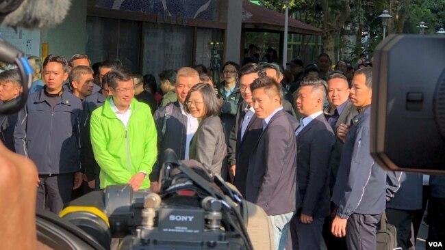 台湾总统蔡英文在新北市投完票后离开投票站。(2020年1月13日)
