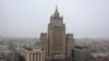 
Москва угрожает лишить аккредитации американские СМИ
