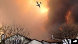 Cientos de bomberos intentaron detener las llamas sin éxito y las condiciones del tiempo agravan la situación