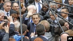 French President Nicolas Sarkozy (C), UMP party candidate for re-election in the 2012 French presidential elections, waves as he arrives to Chateaurenard before a campaign rally in Avignon, France, April 30, 2012.