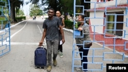 سفارت کیوبا در امریکا در بیانیه که در شبکه اجتماعی ایکس نشر کرده است، این اقدام را یک "حرکت بشردوستانه" خوانده است. طبق این بیانیه، افراد آزاد شده شامل جوانان، زنان، افراد بالای ۶۰ سال، شهروندان کیوبایی مقیم خارج و همچنین اتباع خارجی هستند.