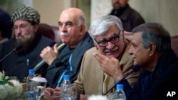  د عبدلصمد خان زوی او د پښتونخوا ملي عوامي پارټۍ مشر محمود خان اڅکزۍ، د عوامي نیشنل پارټۍ مشر اسفندیار ولي خان او د جمعیت علمااسلام مشر مولانا سمیع الحق