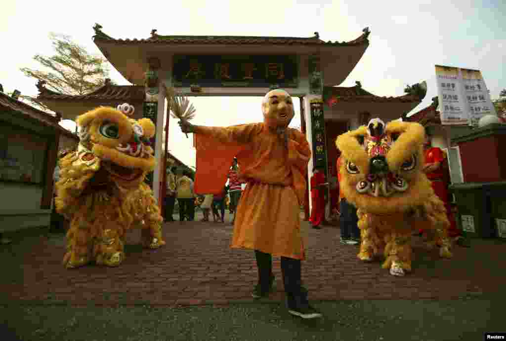 2014年1月29日，在马拉西亚的吉隆坡郊外举行农历新年庆祝活动，在华人庙宇外舞狮。