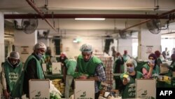 지난 5일 이집트 카이로의 인도지원단에체에서 신종 코로나바이러스 사태로 실직한 사람들에게 무료로 제공할 식료품을 준비하고 있다.