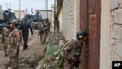 Soldados de las fuerzas especiales de Irak ingresaron a un barrio en Mosul, el miércoles, 2 de noviembre, de 2016.